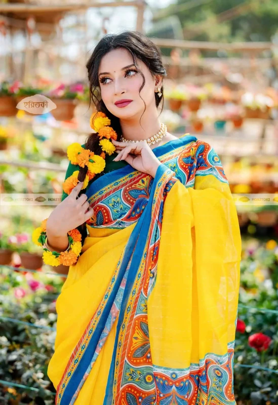 হলুদ রাঙা শাড়ি